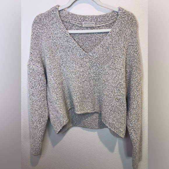 Urban Outfitters Women’s Sharde Boxy V-Neck Crop Gray Sweater Size M - Picture 2 of 7